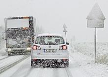 Bei verschneiten Verkehrszeichen, deren Bedeutung sich nicht auf Anhieb erschliessen lässt, gilt: besonders aufmerksam fahren, das Tempo drosseln und bremsbereit sein. Foto: VW/hp